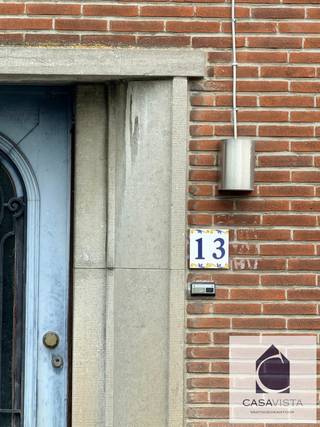 TE RENOVEREN GEZINSWONING MET 4 SLAAPKAMERS, TUIN EN GARAGES TE GERAARDSBERGEN. Bent u op zoek naar een woning met ruimte en potentieel waar u volledig uw eigen stempel op kan drukken? Deze halfopen bebouwing, gelegen aan de Hoge Buizemont 13 te Geraardsbergen, biedt tal van mogelijkheden voor wie een renovatieproject ambieert. De woning werd opgericht rond 1953 en bevindt zich op een ruim perceel van 982 m², bestaande uit een woonperceel met tuinzone. Binnenin beschikt de woning over vier slaapkamers, wat ze bijzonder geschikt maakt voor gezinnen of wie extra ruimte wenst. De woning is volledig te renoveren en biedt daardoor de ideale kans om deze naar eigen smaak en hedendaagse normen te herinrichten. Verwarming gebeurt via stookolie en er is reeds centrale verwarming aanwezig. Buiten geniet u van een eigen tuin met aansluitend twee garageboxen die grenzen aan de woning, wat zorgt voor extra comfort en parkeermogelijkheden. Daarnaast dient u rekening te houden met enkele belangrijke elementen: de elektrische installatie is momenteel niet conform en er werd asbest vastgesteld in het gebouw, wat het pand bijzonder geschikt maakt voor kopers die een totaalrenovatie willen uitvoeren en meteen alles volgens de huidige normen wensen aan te pakken. Aan de rechterzijde van de woning bevindt zich een weg waarop een erfdienstbaarheid rust, die gedeeld wordt met de buur op nummer 11. Dit dient gerespecteerd te worden en biedt een praktische toegang. Stedenbouwkundig is het perceel gelegen in woongebied, wat de woonfunctie bevestigt en toekomstmogelijkheden biedt binnen het bestaande kader. Kortom: een interessante opportuniteit voor handige kopers, investeerders of gezinnen die op zoek zijn naar een woning met ruimte, potentieel en een gunstige ligging in Geraardsbergen. Vraag een bezoek via tel 054412500 aan het CasaVista Team en krijg meer info ter plaatse van vastgoedmakelaar Cedric.