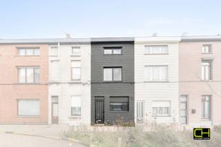 Deze aangename en goed ingedeelde stadswoning is ideaal voor wie comfortabel wil wonen in het hart van Gent. De gerenoveerde woning is gelegen in een rustige straat, op wandelafstand van het historisch centrum van Gent. Winkels, openbaar vervoer, scholen en tal van horecazaken bevinden zich in de onmiddellijke omgeving. Een uitstekende ligging voor wie het stadsleven wil combineren met wooncomfort.<br /><br />Via de inkomhal betreedt u de gezellige ruime woonkamer, met aansluitend de geïnstalleerde keuken. Op het gelijkvloers bevinden zich verder een badkamer, een kelder en een aangenaam terras waar u in alle rust kan genieten. De eerste verdieping telt twee volwaardige slaapkamers. Op de tweede verdieping bevindt zich een derde slaapkamer met mezaninne die ingericht is als wasplaats/hobbyruimte. De derde verdieping is ingericht als wasplaats/hobbyruimte en kan ook perfect dienstdoen als extra werk- of ontspanningsruimte.<br /><br />Een garage kan bijgehuurd worden op slechts 50 meter van de woning aan 110,00 euro per maand. M.a.w. deze woning is echt een bezoek waard. <br /><br />Troeven: instapklaar / drie slaapkamers / centrale ligging<br /><br /><strong>Bezoekmoment op woensdag 11 februari '26  tussen 17u en 18 mits het maken van een afspraak</strong>