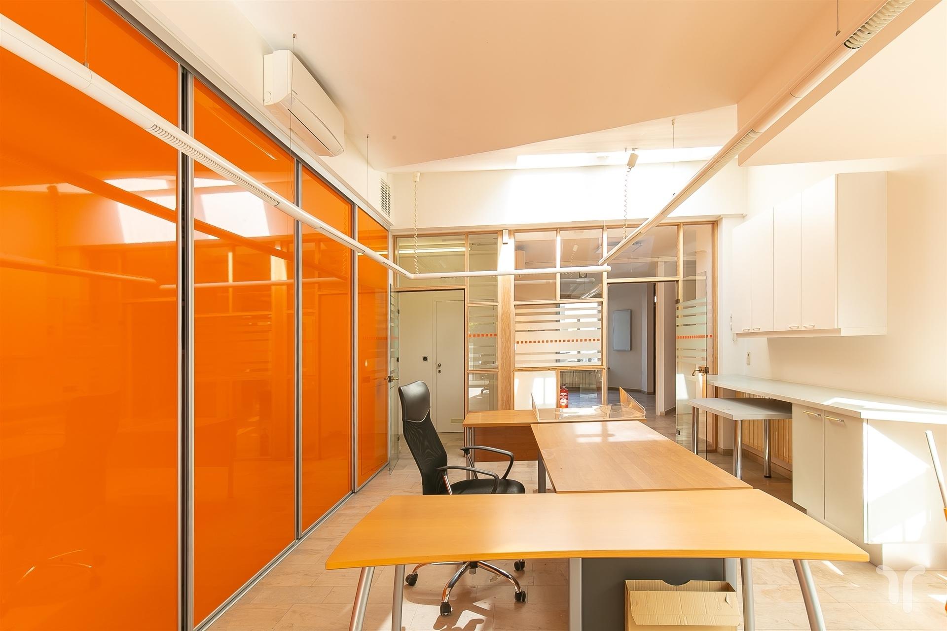 Commercieel gelegen kantoorgebouw met parking, uitweg en appartement met 3 slaapkamers. - foto 4