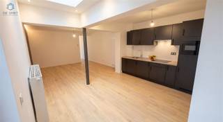 GERENOVEERD HANDELSPAND TE HUUR DICHT BIJ CENTRUM VAN GERAARDSBERGEN Dit recent gerenoveerde handelspand is als volgt ingedeeld: Inkomhal, berging,...