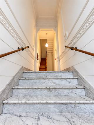 <p><span>Cet appartement de caractère se situe dans une magnifique maison de maître à Louvain, alliant architecture authentique et atmosphère chaleureuse. Sa façade élégante, ses hauts plafonds, ses moulures raffinées, ses parquets en bois et ses cheminées en marbre lui confèrent un charme unique.</span></p><p><span>Le séjour lumineux offre suffisamment despace pour aménager un coin salon et une salle à manger confortables. Grâce aux grandes fenêtres, lappartement bénéficie dune belle luminosité naturelle. La cuisine attenante est équipée des appareils nécessaires et dispose dun îlot central pratique.</span></p><p><span>Lappartement comprend une chambre ainsi quune salle de bains équipée dune baignoire, dun lavabo et de toilettes.</span></p><p><span>À larrière du bâtiment, une petite terrasse permet de profiter tranquillement de lextérieur.</span></p><p><span>Sa situation constitue également un atout : lappartement se trouve à proximité de la gare de Louvain, ainsi que de nombreux commerces et autres commodités. Des possibilités de stationnement sont disponibles dans la rue, devant le bâtiment.</span></p><p><span>Intéressée ? Contactez-nous au 078 48 47 00 ou consultez notre site web : <span>https://www.ap-p.be</span></span></p>