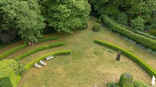 <p><strong>Charmante villa</strong> met specifieke architectuur op <strong>unieke groene locatie TE HEIDE</strong> met prachtige tuin dichtbij het centrum, station, winkels en scholen.</p>
<p>De woning werd opgetrokken in een tijdloze villastijl <strong>met een karaktervolle architectuur.</strong> De architectuur kenmerkt zich door het ruime dakvolume, de <strong>grote raampartijen</strong> en de harmonieuze integratie in de <strong>groene omgeving.</strong> De woning werd ontworpen met veel aandacht voor <strong>lichtinval en een sterke connectie tussen de leefruimtes en de tuin</strong>.</p>
<p>Deze <strong>unieke villa is</strong> gelegen op een <strong>uitzonderlijk rustige en groene locatie </strong>en wordt omgeven door een prachtige, aangelegde tuin met volwassen bomen en hagen die zorgen voor <strong>optimale privacy.</strong> De woning combineert <strong>ruime leefruimtes</strong> met een <strong>sterke connectie met de tuin en het omliggende groen</strong>.</p>
<p><strong>Gelijkvloers</strong><br />-Via de inkomhal met vestiaire en gastentoilet betreedt u de woning<br />-<strong>Ruim bureel</strong> met ingemaakte kasten en zicht op de tuin<br />-<strong>De lichtrijke leefruimte</strong> met aparte leeshoek met parketvloer biedt een mooi zicht op de tuin en geeft toegang tot het zonnige terras<br />-De ruime, <strong>volledig ingerichte keuken</strong> (2009) is uitgerust met kwalitatieve toestellen waaronder een grote Miele inductiekookplaat, oven, een combi-oven, ingebouwde Miele koffiemachine, vaatwasser, koelkast en diepvriezer<br />-Aansluitend bevindt zich een praktische bijkeuken met ingemaakte kasten en aansluitingen voor wasmachine en droogkast<br />-Een <strong>dubbele garage met automatische poort</strong>. Van hieruit is er eveneens toegang tot het overdekte terras</p>
<p><strong>Kelderverdieping</strong><br />-Ruime kelderverdieping met verschillende bergruimtes, technische ruimte met opstelling van de boiler, ingemaakte kasten en <strong>een wijnkelder</strong></p>
<p><strong>Verdieping</strong><br />-Op de verdieping bevindt zich de <strong>ruime master slaapkamer met dressing</strong> en directe toegang tot <strong>het zonnige terras</strong>. De badkamer is uitgerust met sauna, douche, toilet en dubbele lavabo<br />-Daarnaast zijn er nog <strong>drie extra slaapkamers</strong>, waarvan één met bijkomende bergruimte achteraan. Verder is er <strong>een tweede</strong> badkamer voorzien van douche en dubbele lavabo en een apart toilet op de verdieping</p>
<p><strong>Tuin</strong><br />De woning wordt omringd door <strong>een prachtige, groene tuin</strong> met ruime gazon, volwassen bomen en hagen die zorgen voor rust en privacy. Het zonnige terrassen bieden een mooi zicht op de tuin en vormt de ideale plek om te ontspannen. In de tuin bevindt zich bovendien een charmante siervijver en een praktisch tuinhuis.</p>
<p><strong>Extra troeven</strong><br /><strong>-13 zonnepanelen (ongeveer 3 à 4 jaar oud)</strong><br /><strong>-Thuisbatterij</strong><br />-Laadpaal voor elektrische wagen<br />-Dubbele garage met automatische poorten<br />-Zonnig overdekt terras<br />-Veel privacy en groene omgeving<br />-Alarm<br /><strong>-Met een lucht/lucht warmtepomp in de living(</strong>COP van 4,0 gebruikt)<strong>, eetkamer en tv-hoek zou je een D label kunnen bekomen</strong></p>