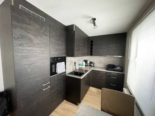 <p><span>Appartement moderne avec place de parking : entrée, salon avec cuisine ouverte moderne équipée : plaques de cuisson, hotte aspirante, four combiné, réfrigérateur, congélateur, lave-vaisselle.  Salle de bains avec douche et emplacement pour lave-linge, chambre avec placard intégré, place de parking. Charges communes : 50 euros/mois/sur décompte.  PEP C 295 kWh/m².  Disponible le 01/08/2026.  Pour plus d'informations ou pour une visite, appelez le 056.21.58.00 ou rendez-vous sur www.immo-lvb, accédez à la fiche du bien et prenez rendez-vous via l'agenda.</span></p>
