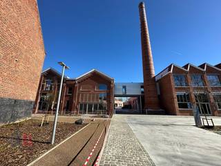 Fenomenaal gelegen kantoorruimte met een oppervlakte van 340 m² en 2 privatieve parkeerplaatsen te koop op amper 300 m van de Doorniksesteenweg...