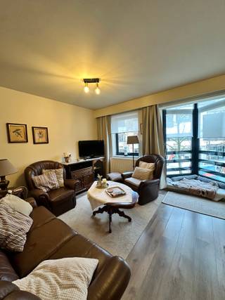 Bent u op zoek naar een comfortabel appartement op een toplocatie in Bornem? Dit gezellige appartement op de eerste verdieping, gelegen in de Boomstraat 114, bevindt zich pal in het <strong>centrum</strong> en op wandelafstand van winkels, horeca en andere voorzieningen.<br /><br />Het appartement beschikt over een praktische indeling met een <strong>lichtrijke</strong> leefruimte, een keuken, twee volwaardige slaapkamers en een badkamer. <br /><br />Achteraan bevindt zich bovendien een aangenaam <strong>terras</strong>, ideaal om even tot rust te komen of buiten te genieten van een koffietje.<br /><br /><strong>Troeven </strong>van dit appartement:<br /><br />- Gelegen in het centrum van Bornem<br />- 2 slaapkamers<br />- Terras<br />- Winkels, supermarkten en voorzieningen op wandelafstand<br /><br />Dit appartement is ideaal voor wie comfortabel wil wonen op een centrale locatie met alle faciliteiten binnen handbereik.<br /><br /><strong>Voorwaarden:</strong> eerste maand huur vooruit betaald, 3 maanden huurwaarborg, en de helft van de kosten voor de plaatsbeschrijving. <br /><br />Interesse of een bezoek plannen?<br />Neem gerust contact op voor meer informatie of om een afspraak te maken.<br /> 
