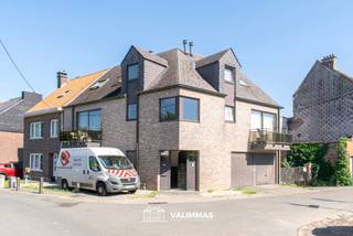 VALIMMAS verkoopt nabij het centrum van Asse deze rustig en residentieel gelegen opbrengsteigendom met 3 appartementen en garage...    

Appartement A1 (± 61m² + terras, gelijkvloers) omvat een inkomhal, een living, een ingerichte keuken, een berging/wasplaats, een badkamer met ligbad, één slaapkamer en een ommuurd terras (± 10m²). EPC: 245 kWh/m² - energielabel C (UC: 20260502-0003860558-RES-1). Thans verhuurd sedert 26/09/2017 mits € 580,29 + lasten € 20/maand.   

Appartement A2 (± 90m² + terras, duplex rechts) omvat een inkomhal, een toilet, een living met toegang tot het terras (± 3m²), een ingerichte keuken, een badkamer met ligbad, en twee slaapkamers.  EPC: 359 kWh/m² - energielabel D (UC: 20260502-0003860569-RES-1). Thans verhuurd sedert 14/06/2017 mits € 938,53 + lasten € 25/maand.   

Appartement A3 (± 96m² + terras, duplex links) omvat een een inkomhal, een toilet, een living met toegang tot het terras (± 3m²), een ingerichte keuken, een badkamer met ligbad, en drie slaapkamers. EPC: 175 kWh/m² - energielabel B (UC: 20260502-0003860572-RES-1). Thans verhuurd sedert 19/12/2019 mits € 750 + lasten € 25/maand.    

Nog op het gelijkvloers: de gemeenschappelijke inkomhal, een dubbele garage en 2 bergplaatsen (elk ± 3m²), en een autostandplaats voor 1 (bestel)wagen in het voortuintje.    

Actuele huuropbrengst = € 2.268,82/maand = € 27.226 per jaar. 
Rustig gelegen nabij het centrum van Asse, met alle centrumfuncties binnen wandelafstand – Mobiscore 8,9/10 !