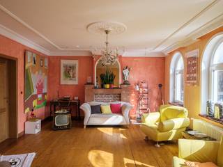 Dans un emplacement exceptionnel, juste sur la charmante place du village de Zwijnaarde, se trouve cette imposante et particulièrement atmosphérique maison bourgeoise. Derrière la façade élégante se cache une propriété polyvalente qui unit sans effort le caractère, l'espace et la fonctionnalité.<br /><br />Le rez-de-chaussée abrite un appartement complet, idéal comme logement kangourou, espace de pratique ou investissement locatif. Les étages supérieurs forment une résidence spacieuse et lumineuse, où des éléments authentiques et des volumes généreux se réunissent dans un ensemble chaleureux et accueillant.<br /><br />Les espaces de vie baignent dans la lumière et offrent une agréable sensation d'espace. À l'arrière se trouve un charmant jardin, idéal pour se détendre en toute tranquillité, en plein cœur du village.<br /><br />L'emplacement sur la place du village offre une expérience de vie unique, avec des commerces, des restaurants et des services littéralement à quelques pas, tout en profitant d'une atmosphère chaleureuse et paisible.<br /><br />En résumé, une propriété exceptionnelle avec de nombreuses possibilités, où vivre avec caractère et investir stratégiquement vont de pair - une chance rare au cœur de Zwijnaarde.