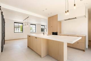 Deze tot in de puntjes gerenoveerde woning is gelegen te Aarsele met name in Neringenstraat 53 op een perceel grond van maar liefst 470 m². Dichtbij winkel, bakker, lagere school en openbaar vervoer.<br /><br />PLUSPUNTEN:<br />* VOLLEDIG GERENOVEERD;<br />* KWALITATIEVE MATERIALEN;<br />* ENERGIEZUINING (LABEL A);<br />* AANKOOP ONDER REGISTRATIERECHTEN;<br />* ZONNEPANELEN (10 x 455Wp);<br />* LUCHT-WATER WARMTEPOMP | VLOERVERWARMING/KOELING;<br />* SLAAPKAMERS VOORZIEN VAN AIRCO EN VERWARMING;<br />* VOORZIENING LAADPAAL;<br />* ELEKTRICITEIT (BASIS) DOMOTICA SYSTEEM.<br /><br />INTERIEUR:<br />De woning is toegankelijk via de inkomhal met gastentoilet. Aansluitend bereikt u de lichtrijke leefruimte, bestaande uit een gezellige zit- en eethoek. De stijlvolle stalen deuren vormen hier een echte blikvanger en zorgen voor een mooi architecturaal accent. Er is een aparte ruimte voorzien om een bureau of kinderspeelhoek te maken. Verder beschikt de woning over een volledig ingerichte keuken met keukeneiland bestaande uit een natuurstenen werkblad. Verder is er nog een technische ruimte / wasplaats voorzien alsook een douchekamer (douche + lavabo).<br /><br />Op de eerste verdieping bevinden zich 3 ruime slaapkamers (10,39 m² | 15,78 m² | 10,68 m²), waarvan 1 met dressing (13,58 m²). Prachtig afgewerkte badkamer (8,62 m²) voorzien van een inloopdouche, ligbad en dubbel lavabomeubel. Tot slot is er nog een apart toilet voorzien. <br />Op de tweede verdieping is er een ruime opbergzolder aanwezig toegankelijk via een vlizotrap. <br /><br />EXTERIEUR:<br />De woning is voorzien van een volledig aangelegde tuin met overdekte terras afgewerkt in eik. Alsook is er een volledig afgesloten tuinberging. U geniet van prachtige agrarische verzichten. 2 private autostaanplaatsen. Vergunning aanwezig voor het plaatsen van een optionele carport.
