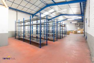 Uitzonderlijke eigendom: Handelspand + Magazijn + Appartement op te Sint-Gillis!Bent u op zoek naar een commerciële toplocatie, waar u wonen, werken...