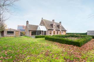 Deze ruime gezinswoning ligt op een uitzonderlijk perceel van 6.217 m² en wordt bereikt via een mooie oprijlaan die meteen rust en privacy...