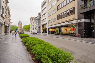 Commercieel handelsgelijkvloers op TOPLIGGING in hartje Kortrijk. Super visibiliteit door de grote etalages en op enkele stappen verwijderd van de Grote Markt. De commerciële ruimte heeft een oppervlakte van 240m² met een kleine verdieping met bureel en kitchenette van 60m². Alle nutsvoorzieningen aanwezig en in 2021 een volledige facelift ondergaan. Ultra verzorgd en tevens een gekende zaak in Kortrijk. Verhuizen omwille van nieuwe opportuniteiten. Alle info ten kantore.