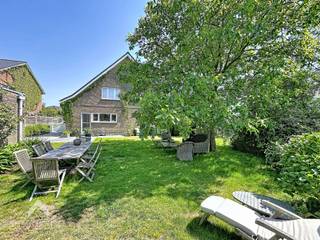 <p>Energiezuinige alleenstaande woning in een rustige straat bestaande uit een inkomhal met vestiaire en gastentoilet, gezellige leefruimte met eet-en zithoek, ruime uitgeruste keuken met eetplaats, praktische was/bergplaats en een private tuin omgeven door groen met een losstaande garage. Op het verdiep zijn 3 slaapkamers, ingerichte badkamer (ligbad met douchemogelijkheid, dubbele lavabo en toilet) en een luik naar de bergzolder.</p>
<p>Extra troeven:</p>
<ul>
<li>Energiezuinig</li>
<li>Conforme keuring elektriciteit</li>
<li>Dubbele beglazing (PVC) + rolluiken</li>
<li>Private oprit voor meerdere wagens</li>
<li>rustige straat</li>
<li>Vlotte verbinding naar allerlei faciliteiten en belangrijke in-en uitwalswegen.</li>
<li>Instapklaar</li>
</ul>
<p></p>
<p>Deze woning is te koop ZONDER makelaar via het concept via Smart Houses! Verdere inlichtingen of bezoek? Contacteer rechtstreeks de eigenaar via +32485462568 of leliestraat56depinte@gmail.com</p>