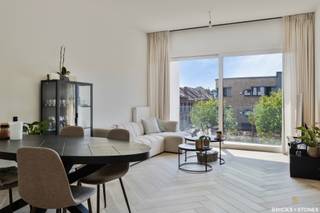 Ce superbe penthouse neuf avec une magnifique terrasse allie confort, style et emplacement de choix — à deux pas du verdoyant parc Bouckenborgh et du charmant parc Cogels. L’achat est soumis à seulement 2 % de droits d’enregistrement et non à 21 % de TVA, car il s’agit d’un projet de rénovation — un avantage considérable par rapport à une construction neuve.
La cuisine ouverte est équipée d’appareils AEG de haute qualité, idéale pour les amateurs de gastronomie. La salle de bains moderne et élégante dispose d’une douche à l’italienne et d’un lavabo raffiné, avec une robinetterie de grande qualité. Les chambres sont dotées d’un parquet carrelé neuf de première qualité, offrant une atmosphère chaleureuse et luxueuse. Praticité et confort sont au rendez-vous grâce à la buanderie avec raccordements pour machine à laver et sèche-linge, ainsi qu’à des toilettes séparées. La terrasse ensoleillée est l’endroit idéal pour se détendre et profiter de l’air frais.
Ce projet unique a été rénové avec goût, en utilisant des matériaux haut de gamme et une finition soignée — parfait pour ceux qui recherchent un appartement prêt à emménager ou un investissement solide. Le penthouse est actuellement loué pour 1 195 € par mois, offrant ainsi un excellent rendement.
Une vie unique à distance de marche de la pharmacie, du supermarché, de la boulangerie et de la boucherie. Pas d’ascenseur — donc des charges très faibles ! Ne manquez pas cette opportunité et contactez-nous dès aujourd’hui pour plus d’informations ou une visite.