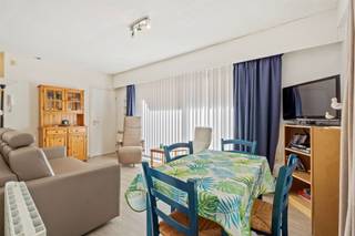 <p><span>Knus ingerichte leefruimte met grote ramen, balkon en enorm veel lichtinval. </span></p><p><span>Het gezellig salon is voorzien van een kwalitatief zetelbed en 2 relaxen.</span></p><p><span>De leefruimte typeert zich verder door lichte en natuurlijke tinten. </span></p><p><span>Afzonderlijke keuken met verschillende mogelijkheden. </span></p><p><span>Er is een volwaardige slaapkamer die is voorzien van ingemaakte kasten. </span></p><p><span>Badkamer met ligbad, douche in het bad, lavabo en toilet. </span></p><p><span>Het appartement is gelegen op de achterzijde van het gebouw. </span></p><p><span>In het gebouw zijn recentelijk het dak, de inkom, de liften en de waterleidingen vernieuwd. </span></p><p><span>De residentie Malibu Beach is rolstoeltoegankelijk en beschikt over een fietsenstalling en huisvuillokaal.</span></p>