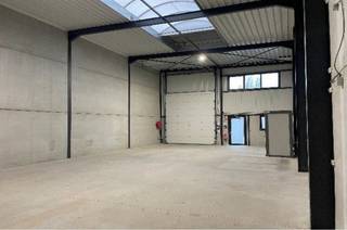 Magazijn 200m²•Structuur: staalstructuur•Vrije hoogte: 6 m•Draagkracht vloer: 3 T/m²•Sectionaalpoorten: 1•Verlichting: LEDmogelijkheid om kantoor bij...