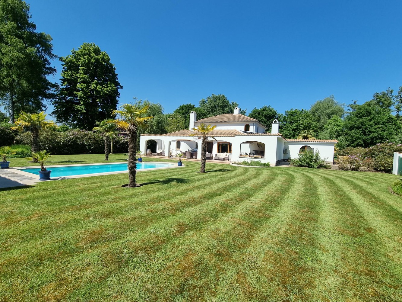 Spaanse villa, zeer rustig gelegen en gekaderd in een mooi verzorgde tuin voorzien van zwembad - foto 3