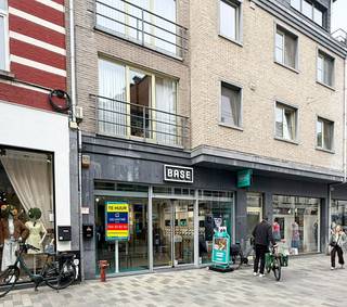 Op zoek naar een commercieel pand met maximale visibiliteit en passage? Dit uitstekend gelegen winkelpand bevindt zich in het bruisende centrum...