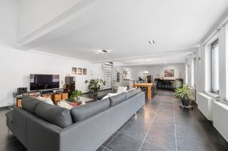 In het hart van Halle, op wandelafstand van winkels, scholen, horeca en openbaar vervoer, bevindt zich dit prachtig duplex/loft-appartement uit...