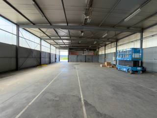 Magazijnruimte van 560m² is uitstekend gelegen in Deinze, op slechts 1 km van de E17. Dankzij deze strategische ligging geniet u van een vlotte verbinding naar Kortrijk, Gent en Antwerpen.<br /><br />Het magazijn beschikt over een vrije hoogte van 5 meter, een automatische sectionale poort en een polybetonvloer, waardoor de ruimte geschikt is voor diverse opslag- en logistieke activiteiten.<br />Daarnaast is er een mezzanine van 57 m², ideaal als extra opslagruimte. Buiten beschikt het pand over 185 m² verharde buitenruimte, perfect geschikt voor parkeergelegenheid en/of buitenstockage.<br /><br />Onmiddellijk beschikbaar.<br /><br />Contacteer Henry Van Tornhout voor bijkomende inlichtingen of een vrijblijvend plaatsbezoek via 0474 13 37 93 of via henry@kmovastgoed.be<br /> 