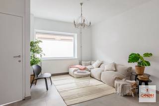 Deze <strong>gerenoveerde </strong>woning is gelegen in een gezellige buurt vlakbij de <strong>Bourgoyen-Ossemeersen</strong> en het centrum van Gent. Het centrum van Gent is vlot bereikbaar via de goede bus- en fietsverbinding (mobiscore 9,1/10). Ook de directe nabijheid van winkels, scholen en supermarkten bevestigen <strong>de ideale locatie </strong>van deze woonst. <br /><br />Deze woning is met veel zorg en met <strong>mooie materialen afgewerkt</strong>. De woning omvat: een gezellige woonkamer met zicht op de open geïnstalleerde keuken en een leuke eetplaats met toegang tot de koer. Verder is nog een apart toilet en twee bergruimtes. Op de eerste verdieping hebben we <strong>twee slaapkamers </strong>en een douchekamer met lavabo, douche en toilet. Verder op het tweede verdiep is een <strong>ruime derde slaapkamer</strong>.<br /><br />De woning is momenteel <strong>verhuurd via het Thuispunt Gent voor 9 jaar</strong>. Deze woning is dus <u>niet</u> voor eigen bewoning. Wenst u hier meer informatie over, en wenst u zelf de charme van deze woning te ontdekken? Neem dan snel contact op via hallo@convas.be 