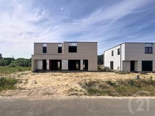 <p>Energiezuinig wonen in een rustige, groene omgeving</p><p>Tijdelijke actie: de 1ste koper ontvangt 10 operationele zonnepanelen van 460 Wp, ter waarde van € 5.000, volledig GRATIS.</p><p>In Project Veldzicht in Begijnendijk bevinden zich momenteel al 4 woningen in de ruwbouwfase en zullen binnenkort wind- en waterdicht zijn. Wie snel beslist, kan de materialen en afwerking nog naar eigen smaak kiezen.</p><p>De woning ligt in een doodlopende straat en geniet van een rustige ligging met een open, landelijk uitzicht aan de achterzijde. Tegelijk woon je op wandelafstand van het station, met verbindingen richting Antwerpen, Hasselt, Leuven en Brussel. Ook het centrum van Begijnendijk en de stad Aarschot bevinden zich vlakbij.</p><p>Op het gelijkvloers is er een inkomhal met apart gastentoilet. Verder beschikt de woning over een inpandige garage, een ruime leefruimte en een open keuken. Dankzij de grote raampartijen geniet je hier van veel natuurlijk licht en een mooi zicht op de tuin en de achterliggende weide.</p><p>De eerste verdieping omvat 3 volwaardige slaapkamers, een nachthal met afzonderlijk toilet en een praktische wasberging. De badkamer heeft plaats voor een ligbad, een aparte douche en een dubbele wastafel.</p><p>Voor een laag energieverbruik en een hoog wooncomfort wordt de woning voorzien van:</p><p>* een warmtepomp met vloerverwarming;<br />* ventilatiesysteem type D;<br />* regenwaterrecuperatie;<br />* 10 zonnepanelen van 460 Wp;</p><p>De verkoop gebeurt onder de Wet Breyne (12% registratie op de grond en 21% btw op de constructie)</p><p>Interesse in deze woning? Contacteer ons via 016 90 10 21 of info@future-home.be.<br /> </p>