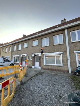 <u><strong>Instapklare woning met 3 slaapkamers en zonnige tuin te Rekkem.</strong></u><br /> <br />Deze woning bestaande uit: inkomhal met trap en toilet, lichtrijke woonkamer – salon met aansluitende ingerichte keuken met ontbijthoek, bureelruimte/wasplaats. Terras met tuinhuis en diepe tuin.<br /> <br />Op de verdieping: nachthal, badkamer met bad/douche, 2 slaapkamers, bureel met inbouwkasten en trap naar de zolderverdieping.<br /> <br />2de verdieping: ingerichte zolderkamer.<br /> <br />Oprit/parkeerplaats<br /> <br /><strong>Troeven?</strong><br /> <br /><strong>+ </strong>Instapklare woonst;<br /><strong>+</strong> Verwarming met warmtepomp;<br /><strong>+ </strong>Goede ligging nabij centrum;<br /><strong>+</strong> Diverse mogelijkheden;<br /><strong>+</strong> Elektriciteit conform. <br /><br />EPC 238 kWh/m² <br /><br />Benieuwd naar dit pand of een andere eigendom? www.coventa.be – 051 222 051