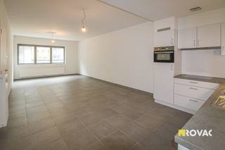 Appartement vlakbij de Grote Markt van Izegem op de gelijkvloerse verdieping bestaande uit inkom met apart toilet, ruime living met open...