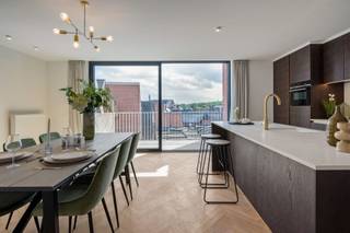 <p><span>Op de Grote Markt van Lier bevindt zich dit stijlvol en </span><span>volledig gerenoveerd</span><span> duplex appartement, waar </span><span>luxe</span><span>, karakter en een uitzonderlijke ligging naadloos samenkomen. Hier woon je midden in het stadsleven, met winkels, horeca en alle voorzieningen op wandelafstand, en de gezellige terrassen die de Grote Markt bij mooi weer tot leven brengen. </span></p><p><span>De lichtrijke leefruimte ademt elegantie en biedt een uniek </span><span>uitzicht op het stadhuis en de Markt</span><span>. Authentieke glas-in-loodramen werden zorgvuldig behouden en esthetisch geïntegreerd, met tegelijk aandacht voor energiezuinig wonen. Aansluitend bevindt zich de open, volledig uitgeruste </span><span>leefkeuken</span><span> met voldoende ruimte voor een grote eettafel, ideaal voor gezellige momenten met familie of vrienden.</span></p><p><span>Via het schuifraam aan de achterzijde bereik je het </span><span>zuidgericht terras</span><span>, een waardevolle buitenruimte waar je in alle rust kan genieten, midden in de stad. Op dit niveau vinden we daarnaast nog een gastentoilet en een praktische berging met aansluiting voor wasmachine en droogkast.</span></p><p><span>De bovenverdieping omvat een ruime master bedroom met aangename lichtinval, een badkamer met inloopdouche en een tweede toilet. Daarnaast is er een extra </span><span>polyvalente ruimte</span><span> die perfect kan dienen als bureau, dressing of tweede slaapkamer, afhankelijk van jouw noden.</span></p><p><span>Verder beschikt het appartement over een privatieve kelderberging van ca. 12 m², een lift in het gebouw en </span><span>parkeermogelijkheden in de nabije omgeving</span><span>. Dankzij de grondige renovatie geniet het appartement bovendien van een gunstige energieprestatie met </span><span>E-peil 73</span><span>.</span></p><p><span>Een unieke woonkans voor wie op zoek is naar karaktervol en energiezuinig wonen op een iconische locatie in het hart van Lier.</span></p>