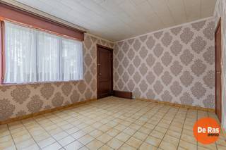 EERSTE BEZOEKDAG ZATERDAG 04/07 VAN 10U TOT 13U (enkel op afspraak)<br /><br />WETTEREN - Deze proper onderhouden woning is gelegen nabij het centrum van Wetteren. De ligging is uitstekend met alle voorzieningen zoals supermarkten, scholen, winkels en openbaar vervoer op wandel- en fietsafstand. Daarnaast geniet deze woning een heel goede bereikbaarheid door de nabijheid van invalswegen en de E40. Op vlak van ontspanning biedt het recreatiedomein 'De Warande' alle mogelijkheden. De markt van Wetteren vindt u op 800m. <br /><br />Naar indeling toe beschikt de woning op het gelijkvloers over een woonkamer vooraan, een tweede centrale woonkamer of eetplaats, een keuken en een badkamer met douche en toilet. Op de eerste verdieping heeft het huis nog twee ruime slaapkamers. Vanuit de tweede slaapkamer is er ook toegang tot de zolder.<br /><br />Verder beschikt dit huis nog over een droge kelder.<br /><br />De woning is ook langs achter toegankelijk via een erfdienstbare strook.<br /><br />Kortom, bent u op zoek naar een ideale starterswoning of investeringseigendom vlakbij het centrum van Wetteren? Aarzel dan niet en maak snel uw afspraak! Meer info of bezoek 053/60.65.60.