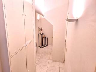 <p><span>Instapklaar 2 slaapkamer appartement, gelegen nabij de Watersportbaan.</span></p><p><span>Het appartement is gelegen op de gelijkvloerse verdieping in een gebouw met 5 verdiepingen.</span></p><p><span>Totale vloeroppervlakte : +/- 77 m².</span></p><p><span> </span></p><p><span>Bestaande uit: </span></p><p><span>een kleine inkomhall, een aangename leefruimte met aansluitend de keuken.</span></p><p><span>Deze keuken is ingericht met vitrokeramische kookplaten, afzuigkap, een combi-oven, een ingebouwde frigo. </span></p><p><span>Verder hebben wij twee slaapkamers, aan de achterzijde, dus héél rustig.</span></p><p><span>Verder een badkamer ingericht met douche, lavabo en WC.</span></p><p><span>En een berging voor uw wasmachine, of extra freezer bvb.</span></p><p><span> </span></p><p><span>Het appartement is op wandelafstand van de Coupure, het centrum en het St-Pieterstation.</span></p><p><span>Openbaar vervoer (tram en bus), scholen en handel nabij (oa Delhaize Watersportbaan) alsook Bourgoyen sportinfrastructuur.</span></p><p><span> </span></p><p><span>Mogelijkheid tot aankoop staanplaatsen (4 à 15.000 € / staanplaats)</span></p><p><span> </span></p><p><span>Dubbele beglazing. Elektrisch verwarming. EPC D (364 kWh/m²) UC 3637782-RES-1</span></p><p><span>Wg/ Vg / Gom / Gvkr / Gvv. Asbestveilig</span></p><p><span> </span></p><p><span>Ligging Pand: Martelaarslaan 248 A te 9000 GENT.</span></p><p><span>VRAAGPRIJS : 325.000 €.</span></p><p><span>Beschikbaar: na akte. </span></p><p><span> </span></p><p><span>Bezoek: enkel mogelijk via telefonisch afspraak via Immo-Eden - T 09 222 00 63.</span></p><p><span>Status van dit appartement: bekijk de status van dit pand op onze website www.immo-eden.be. </span></p><p><span>De publicaties op Immo-eden.be worden regelmatig upgedate. Indien er een optie geafficheerd is, wil dit zeggen dat er momenteel geen bezoeken meer worden toegelaten vanwege een geïnteresseerde kandidaat-koper. </span></p><p><span>U kan de status op het net verder opvolgen.</span></p><p><span> </span></p><p><span> </span></p>