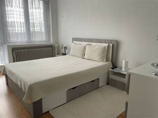 <p><span>Ben je op zoek naar een instapklaar appartement in het centrum van Boom met een mooi uitzicht? Dan is dit iets voor jou. Via een inkomsas kom je in de lichte woonplaats met aansluitend de keuken en een extra berging. Via de nachthal ga je naar de 2 slaapkamers (8m²; 13m²). Verder is er een douchekamer met lavabo en een apart toilet. In de kelder is er nog een privatieve berging. </span></p><p><span>Gemeenschappelijk kosten zijn 185€ per maand inclusief verwarming.</span></p><p><span> </span></p><p><span>EPC: 200kWh/(m² jaar)</span></p><p><span> </span></p><p><span>Stedenbouwkundige inlichtingen in aanvraag</span></p><p><span> </span></p><p><span>Voor meer inlichtingen, een bezoek of een vrijblijvende waardebepaling van uw eigendom info@vastgoedclement.be.</span></p><p><span> </span></p><p><span> </span></p>