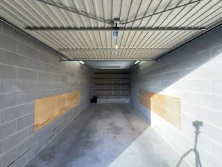 In Residentie Arcada, gelegen in de Stationsstraat (centrum van Aalter), staat deze gesloten garagebox te huur. Via de inrit en inrijpoort in...