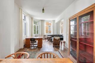 Deze opbrengsteigendom bestaat uit een gelijkvloers appartement en een duplexappartement, elk met een aparte ingang. Het gelijkvloerse appartement is gelegen aan de Lange Elzenstraat 12A, 2018 Antwerpen. U betreedt het appartement via de inkomhal, die rechtstreeks uitgeeft op de leefruimte met open keuken. Via de keuken bereikt u het achterste gedeelte van het appartement, waar zich de badkamer bevindt, uitgerust met een lavabo, inloopdouche en toilet.<br /><br />Dit appartement staat momenteel leeg en werd voorheen verhuurd aan € 900 per maand.<br /><br />Het duplexappartement is toegankelijk via een aparte inkom aan de Politeshofstraat 1, 2018 Antwerpen. U betreedt het appartement via de inkomhal, die uitgeeft op de ruime leefruimte met keuken. Op deze verdieping heeft u tevens toegang tot de koer.<br /><br />Op de tweede verdieping bevinden zich twee ruime slaapkamers, een inloopdressing en een badkamer met toilet, douchebad en lavabomeubel.<br />De duplex is momenteel verhuurd aan € 1.431,47 per maand.<br /><br />Deze eigendom is ideaal als opbrengsteigendom, maar kan eveneens perfect dienen voor eigen bewoning in combinatie met een verhuurd appartement voor een extra rendement.