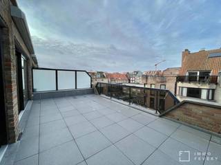 Langs de Leopoldlaan te Knokke bevindt zich dit prachtig gemeubeld dakappartement op enkele stappen van de Zeedijk en de Lippenslaan, nabij...