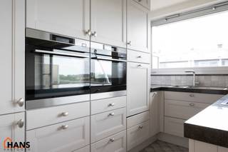 Instapklaar appartement op de zesde verdieping met garagebox omvat inkom met vestiairekast; woonkamer; open en geïnstalleerde keuken met...