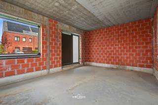 Ben je op zoek naar een ruime nieuwbouwwoning die je volledig naar eigen smaak kan afwerken? Deze halfopen bebouwing bevindt zich in een rustige woonwijk in Melsele, op korte afstand van het centrum en met een vlotte verbinding naar de belangrijkste verbindingswegen.<br /><br />De woning wordt aangeboden in ruwbouw wind- en waterdichte staat en biedt dankzij de ruime oppervlaktes en flexibele indeling heel wat mogelijkheden. De woning wordt verkocht binnen het stelsel van registratie en kan als het de enige eigen woning is aangekocht worden aan 2%.<br /><br />Met een bewoonbare oppervlakte van maar liefst ca. 205 m² beschikt de woning over een ruime open leefruimte met keuken op het gelijkvloers. De aanwezige betonnen trap zorgt voor een kwalitatieve basis en geeft toegang tot de bovenverdieping.<br /><br />Hier is momenteel ruimte voorzien voor maar liefst 5 slaapkamers, een bureauruimte, een zolder kamer en een badkamer. De indeling kan uiteraard nog volledig volgens eigen wensen worden bepaald, waardoor je de woning perfect kan afstemmen op jouw gezinssituatie en woonbehoeften.<br /><br />Een bijkomende troef is het dakterras, ideaal om een aangename buitenruimte te creëren.<br /><br />De woning wordt verkocht in ruwbouw wind- en waterdichte staat, waardoor je nog volledige vrijheid hebt bij de verdere technieken, afwerking en inrichting.<br /><br />Extra troeven:<br /><br />Aankoop mogelijk aan 2% registratiebelasting, indien aan de voorwaarden wordt voldaan.<br /><br />Een mooie kans voor wie op zoek is naar een ruime nieuwbouwwoning in een rustige omgeving, maar tegelijk dicht bij het centrum en belangrijke verbindingswegen wil wonen.<br /><br />Contacteer ons via 052 46 38 03 voor meer informatie, plannen of een bezoek.<br />