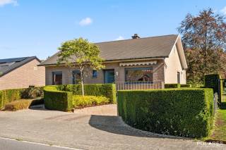 Bezoekmoment woensdag 14/10, plan uw bezoek via www.polares.eu<br /><br />In de Banhagestraat in Blanden ontdek je deze ruime woning met een bewoonbare oppervlakte (kelder inbegrepen) van 268 m², gelegen op een mooi perceel van 11a 64ca. <br />De rustige, residentiële ligging combineert groen wonen met een vlotte bereikbaarheid van Leuven, de E40, het Research Park Haasrode en de Brabantse Wouden (op wandelafstand).<br /><br />Via de ruime inkomhal met ingebouwde vestiairekasten en gastentoilet bereik je de royale woon- en eetkamer. Grote raampartijen aan beide zijden zorgen voor veel natuurlijk licht en een aangenaam zicht op de groene omgeving. Er is ruimschoots plaats voor een comfortabele zithoek en grote eettafel.<br />Aansluitend bevindt zich de functionele keuken met toegang tot de ruime veranda. Dankzij de kamerbrede beglazing vormt deze een aangename extra leefruimte met een mooie verbinding naar de tuin.<br /><br />Alle belangrijke woonfuncties bevinden zich op het gelijkvloers. De woning beschikt over drie slaapkamers en een recent vernieuwde badkamer met ruime inloopdouche en badkamermeubel.<br />Ook aan praktische ruimte is er geen gebrek. De woning is volledig onderkelderd en beschikt onder meer over een grote inpandige garage, wasruimte, technische ruimte en verschillende bergmogelijkheden. De kelderverdieping is bovendien rechtstreeks bereikbaar via de oprit via de garagepoort én via een extra ingang aan de tuinzijde. Daarnaast biedt de grote zolder nog heel wat extra bergruimte.<br />Buiten vormt de ruime en verzorgde tuin een absolute troef. Volwassen bomen, hagen, een groot gazon en verschillende terrassen creëren een groene en rustige omgeving met veel privacy.<br />De woning werd doorheen de jaren goed onderhouden en op verschillende punten vernieuwd, terwijl er nog mogelijkheden zijn om ze verder naar eigen smaak te moderniseren. Bovendien geldt er geen renovatieverplichting.<br />Kortom: een verrassend ruime woning met drie slaapkamers, vernieuwde badkamer, veranda, grote kelder met garage, ruime zolder en een prachtige tuin, op een rustige locatie met een uitstekende verbinding naar Leuven en de E40.