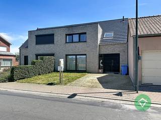 Deze woning bevat op het gelijkvloers: Oprit - voortuin - inkomhal met ingebouwde kasten - apart toilet - ruime woonkamer - open keuken - wasplaats/berging - terras - tuin. <br />Op het eerste verdiep hebben we: een afzonderlijk toilet - 3 slaapkamers - badkamer met inloopdouche en ligbad.<br /><br />Huurprijs: 1.075,00€/mnd.<br />Beschikbaar vanaf 1/10/2026<br />EPC-label B