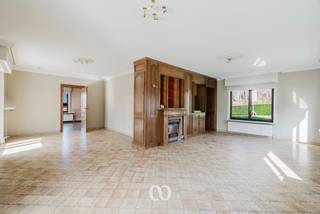 Ben jij op zoek naar een bijzonder ruime villa met een prachtig uitzicht over de omgeving van Oudenaarde? Gevonden!<br /><br />De unieke ligging op een heuvel in de Vlaamse Ardennen, de grote bruikbare oppervlakte van maar liefst 345 m² en het indrukwekkende uitzicht over het omliggende groen zijn maar enkele van de vele troeven die deze woning te bieden heeft.<br /><br />INDELING:<br /><br />GLV:<br />Je komt de woning binnen via de inkomhal. Van hieruit heb je toegang tot de ruime leefruimte die aansluit op een lichtrijke veranda met dakterras, waar je kan genieten van het mooie uitzicht over de streek. Verder bevinden zich op het gelijkvloers ook nog een aparte keuken, een eerste slaapkamer en een badkamer.<br /><br />1eV:<br />Op het eerste verdiep kom je boven in de nachthal. Van hieruit heb je toegang tot vier volwaardige slaapkamers.<br /><br />KELDER:<br />De woning beschikt over een volledige onderkeldering, wat zorgt voor heel wat extra bergruimte en plaats voor onder andere een wasruimte of hobbyruimte.<br /><br />Lijkt deze woning wel iets voor jou? Aarzel dan zeker niet en contacteer ons vandaag nog voor een bezoek!