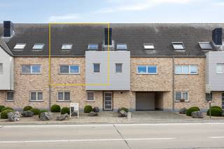 Découvrez ce spacieux et lumineux duplex de 137 m², idéalement situé à proximité des écoles, commerces, transports en commun et principaux axes routiers.
Au premier étage, vous trouverez un vestiaire avec des toilettes séparé ainsi qu’un vaste séjour baigné de lumière naturelle. Celui-ci s’ouvre sur une cuisine haut de gamme entièrement équipée avec plaque à induction, hotte, lave-vaisselle, four, micro-ondes, réfrigérateur et congélateur. Un débarras/buanderie pratique complète l’ensemble. Depuis le séjour, vous accédez à une grande terrasse orientée sud offrant une magnifique vue dégagée et apaisante sur les champs.
Le deuxième étage comprend un hall, des toilettes séparé, une salle de bains avec double lavabo et baignoire, ainsi que deux chambres spacieuses, dont une avec salle de douche attenante.
Un escalier fixe mène au grenier isolé, un espace polyvalent idéal comme chambre supplémentaire, salle de jeux ou bureau.
Un garage fermé avec porte automatique et une cave privative sont inclus dans le prix. Local à vélos commun et nombreuses possibilités de stationnement devant l’immeuble.
Atouts : PEB A | Électricité conforme | Porte de sécurité | Ventilation C
Plus d'informations ou une visite ? Contactez-nous à: eva@immoaccenta.be - 0476/56.13.82