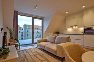 Op de site van het voormalige Clarissenklooster in het stadscentrum van het prachtige Nieuwpoort vindt u dit perfect onderhouden appartement terug (64 m²). Deze gezellige serviceflat is gelegen op de 3de verdieping en omvat een lichtrijke leefruimte uitgerust met parket, open ingerichte keuken, een aparte berging, ruime slaapkamer met bijhorend een badkamer voorzien van een ruime inloopdouche / lavabo en toilet. Tevens is een privatieve kelderberging inbegrepen in de verkoop. Het appartement en het volledige complex zijn perfect aangepast aan rolstoelgebruikers. Aanwezigheid van uitgebreid dienstenpakket met woonassistent en een continue permanentie door middel van een oproepsysteem. Vraag snel uw bezoek aan. Tevens ideaal als investeringseigendom. <br /><br />Troeven van de residentie:<br />•Topligging in het centrum van Nieuwpoort<br />•Moderne, energiezuinige appartementen met kwaliteitsafwerking (eiken parket, hoogrendementsglas, vloerverwarming)<br />•Volledig rolstoel- en rollatortoegankelijk<br />•Ingebouwde domotica + noodoproepsysteem<br />•24/7 medische permanentie en woonassistentie via Umanis<br />•Comfortdiensten: boodschappenhulp, animatie, kapper, schoonheidsspecialiste, kinesist<br />•Brasserie, café, wellness (sauna &amp; jacuzzi) en kiné-ruimte in het gebouw<br /><br />EPC: 144 UC: EP02064 (Ref. NI26912)