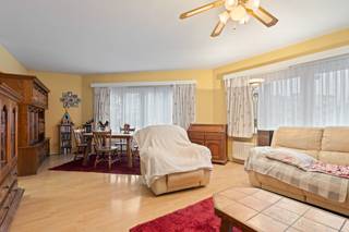 <p>Te koop: Verhuurd appartement in het centrum van Laken op korte afstand van scholen en belangrijke invalswegen.<br />Dit appartement uit 1970 biedt een praktische indeling en een centrale ligging, ideaal voor wie wil wonen nabij alle stedelijke voorzieningen. De woonkamer is ruim en licht, er is een slaapkamer en bureau. Dankzij de nabijheid van scholen en goede verbindingen met het openbaar vervoer is dit een uitstekende keuze voor zowel starters als investeerders.</p>
<p> </p>
<p>Belangrijkste ruimtes:<br />• Ruime woonkamer (32 m²) met veel lichtinval<br />• Keuken (7 m²) met functionele indeling<br />• Slaapkamer (16 m²) <br />• Bureel (6 m²) ideaal als werk- of hobbyruimte<br /><br />Troeven:<br />• Centrale ligging nabij scholen en openbaar vervoer<br />• Functionele indeling met aparte werkruimte<br />• Compact terras voor buitenmomenten</p>
<p> </p>
<p>Neem vandaag nog contact op met je ERA-makelaar voor een bezoek.<br />JOUW DROOMAPPARTEMENT. ZO GEVONDEN!</p>