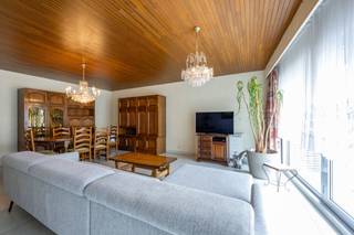 Op de eerste verdieping van een kleinschalige residentie, zonder syndicuskosten, bevindt zich dit aangename appartement. Het gebouw telt slechts...