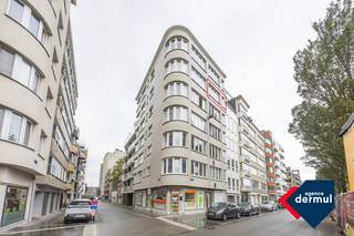 Ontdek dit charmante appartement met 1 slaapkamer op de vijfde verdieping van residentie Erasmus, pal in het bruisende hart van Oostende. Met een prachtig open zicht op het Sint-Petrus- en Paulusplein geniet je hier dagelijks van een uniek stadsbeeld. Het appartement biedt een knusse leefruimte en een afzonderlijke keuken, er is 1 slaapkamer en een badkamer met aansluiting voor de wasmachine. Er is ook een kelderberging voor extra comfort. Of je nu op zoek bent naar een vast verblijf aan zee, een tweede verblijf of een interessante investering, dit appartement combineert comfort, karakter en topligging in één.