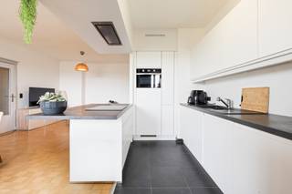 <p><span>Centrally located ready to move in and energy efficient 3 bedroom apartment with stunning views.</span></p><p><span>Located in sought-after Wilrijk, this apartment offers an ideal mix of tranquility, comfort and excellent accessibility.<br />Schools, childcare and sports facilities are located in the immediate vicinity.<br />Walking and biking distance you will find beautiful parks such as the Valaar Park and the Nightingale Park, ideal for relaxing in green.<br />Thanks to the easy connections to Antwerp, the Ring and major roads you will enjoy easy mobility and a top location.</span></p><p><span> </span></p><p><span>Layout </span></p><p><span>- A spacious entrance hall </span></p><p><span> </span></p>