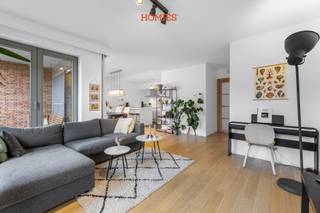 In het charmante en verkeersluwe Refugehof, een rustige oase midden in het centrum van Leuven, vindt u dit lichtrijke en bijzonder...