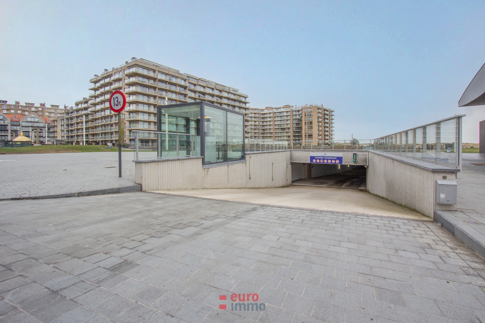 Ruime gesloten garagebox in het nieuwbouw garagecomplex Parking 2 te huur op verdiep -2.Breedte = 3mDiepte = 6m