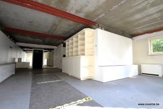 <strong>Kantoor- of handelsruimte te koop in Waregem (Desselgem) – met achterliggende loods en parking.</strong><br /><br />Deze voormalige winkel, gelegen in het hart van <strong>Desselgem (Waregem)</strong>, biedt een uitstekende opportuniteit voor ondernemers die op zoek zijn naar een <strong>praktische, zichtbare en veelzijdige commerciële locatie</strong>.<br /><br />De handelsruimte van <strong>± 80 m²</strong> is uitgerust met <strong>ingebouwde kasten</strong> en geniet van een mooie lichtinval dankzij de brede raampartij aan de voorzijde. Ideaal als kantoor, praktijkruimte, winkel, showroom of dienstverlenende activiteit.<br /><br />Aansluitend bevindt zich een <strong>ruime loods van 107 m²</strong>, perfect voor stockage, atelier, logistiek of uitbreiding van de activiteiten. De aanwezigheid van <strong>privé‑parkeerplaatsen</strong> maakt dit pand extra aantrekkelijk voor klanten, leveranciers en personeel.<br /><br /><u>Troeven van dit pand:</u><br /><br />✔ Handels-/kantoorruimte van<strong> ± 80 m²</strong> met ingebouwde kasten;<br />✔ <strong>Achterliggende loods van 107 m²</strong>;<br />✔ <strong>Privé‑parking </strong>achteraan;<br />✔ Geschikt voor tal van commerciële of professionele doeleinden;<br />✔ Gunstige ligging in <strong>Waregem – Desselgem</strong>;<br />✔ Goede bereikbaarheid en zichtbaarheid.<br /><br />Dit pand combineert <strong>functionaliteit, ruimte en commerciële mogelijkheden</strong> op een toplocatie. Een ideale investering voor wie een <strong>praktische werkruimte met opslag</strong> zoekt in de regio Waregem.<br /><br />EPC label C