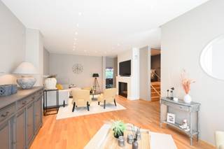 Deze ruime, uitstekend onderhouden woning van ca. 320 m² ligt in het hart van Waarschoot, op wandelafstand van scholen, winkels en horeca. Dankzij de nabijgelegen N9, het station en diverse busverbindingen zijn Gent en de omliggende gemeenten vlot bereikbaar. Het zuidwestgerichte perceel van 548 m² biedt veel privacy.<br />Binnenin combineren authentieke elementen en een hedendaagse inrichting tot een warm geheel. De leefruimte met gashaard, de bureauruimte, keuken en stadstuin sluiten naadloos op elkaar aan. Grote schuiframen brengen overvloedig licht binnen en geven toegang tot het zonnige terras.<br />Op het gelijkvloers bevinden zich een gastentoilet, een vernieuwde badkamer met inloopdouche, een slaapkamer met zicht op de tuin en een dubbele inpandige garage met doorgang naar buiten.<br />De eerste verdieping telt vier volwaardige slaapkamers, waaronder één met dressing, twee recent vernieuwde badkamers en een apart toilet.<br />De ommuurde stadstuin vormt een rustige, onderhoudsvriendelijke buitenruimte met jacuzzi en zonneterras.<br /><br />Een unieke combinatie van ruimte, comfort en centrale ligging.<br /><br />EPC: 287kWh (C) / elektriciteit: niet conform / CV gas/ asbestveilig<br /><br />Benieuwd naar deze instapklare woning te Waarschoot? Een afspraak kan via bart@landbergh.be of 09 278 78 79.