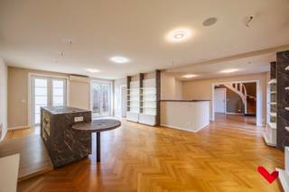 Ontdek deze statige alleenstaande commerciële villa met een royale bruikbare oppervlakte van meer dan 350 m², gelegen op een strategische toplocatie vlak bij de E40 en de invalsweg naar het Haasrode Researchpark.<br /><br />Momenteel stijlvol ingericht als schoonheidsinstituut, maar dankzij de flexibele indeling eenvoudig aan te passen naar een kantoorruimte, multidisciplinaire praktijk, vrij beroep of andere commerciële doeleinden.<br /><br />✨ Troeven van deze villa:<br />✔ Ruime en lichtrijke ruimtes, ideaal voor een professionele inrichting<br />✔ Grote tuin, perfect voor een groene en rustige werkomgeving<br />✔ Ruime parkeermogelijkheden, zowel vooraan als achteraan voor klanten en medewerkers<br />✔ Snel bereikbaar: op slechts 1 minuut van de afrit E40<br />✔ Verdiep telt 4 afzonderlijke kamers, alleen met ingebouwde kasten en lavabo<br />✔ Volledig onderkelderd (garage, wasplaats, stockage)<br />✔ Ingerichte keuken<br />✔ Airco<br /><br />Zoek je een commerciële ruimte met uitstraling, bereikbaarheid en flexibiliteit? Dan is deze villa de perfecte match!<br /><br />Interesse? Contacteer ons voor meer info of een bezoek op 016 23 21 45 of via info@bvm-vastgoed.be